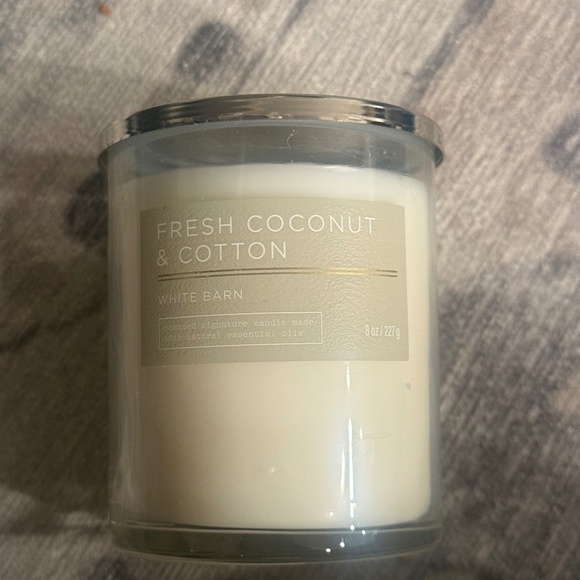 Bath & Body Works Fresh Coconut & Cotton Single Wick Candle 8 oz - Picture 1 of 4